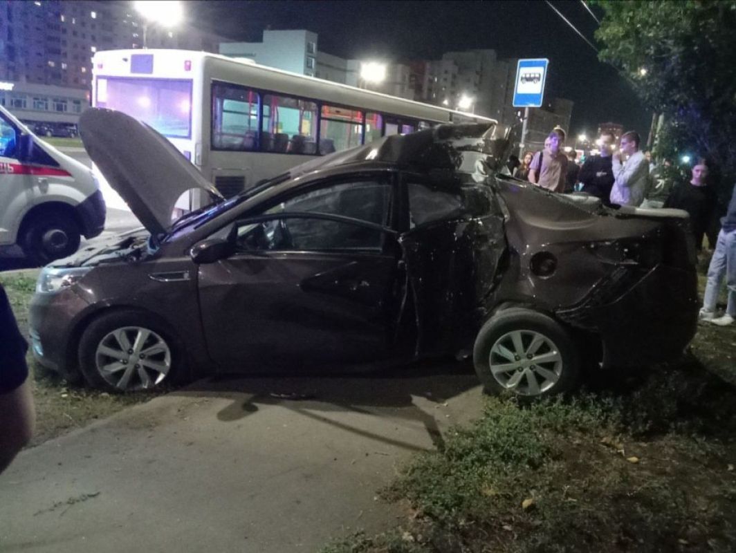 В Липецке легковушка после столкновения с автобусом врезалась в столб