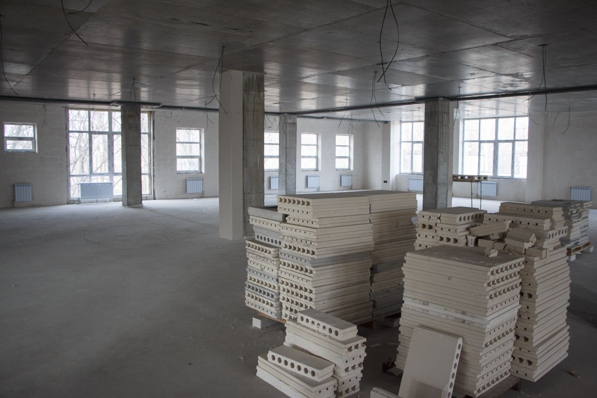 Монтажник сорвался с высоты во время строительства школы в Воронеже