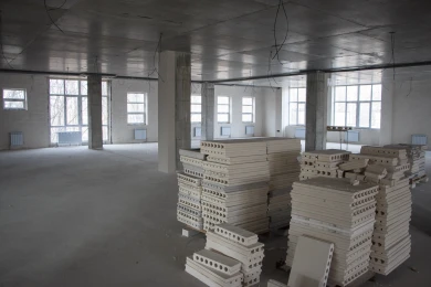 Монтажник сорвался с высоты во время строительства школы в Воронеже