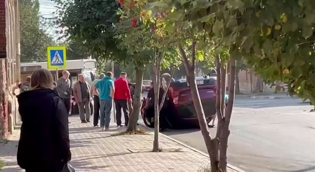 Иномарка перевернулась после ДТП на перекрестке в Ельце