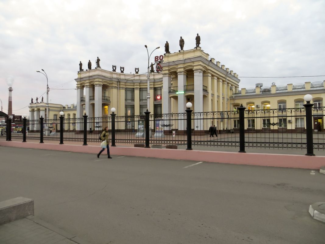 Платная парковка открылась у&nbsp;вокзала в&nbsp;центре Воронежа — сколько стоит стоянка