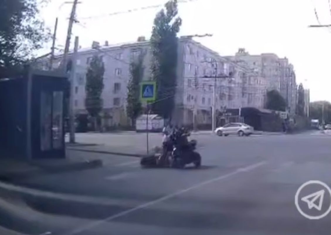 Электромопедист сбил женщину на&nbsp;зебре в&nbsp;Воронеже (ВИДЕО)