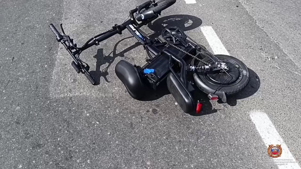 Белгородская старушка на электровелосипеде не вписалась в поворот и врезалась в иномарку