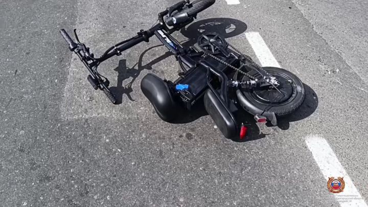 Белгородская старушка на электровелосипеде не вписалась в поворот и врезалась в иномарку