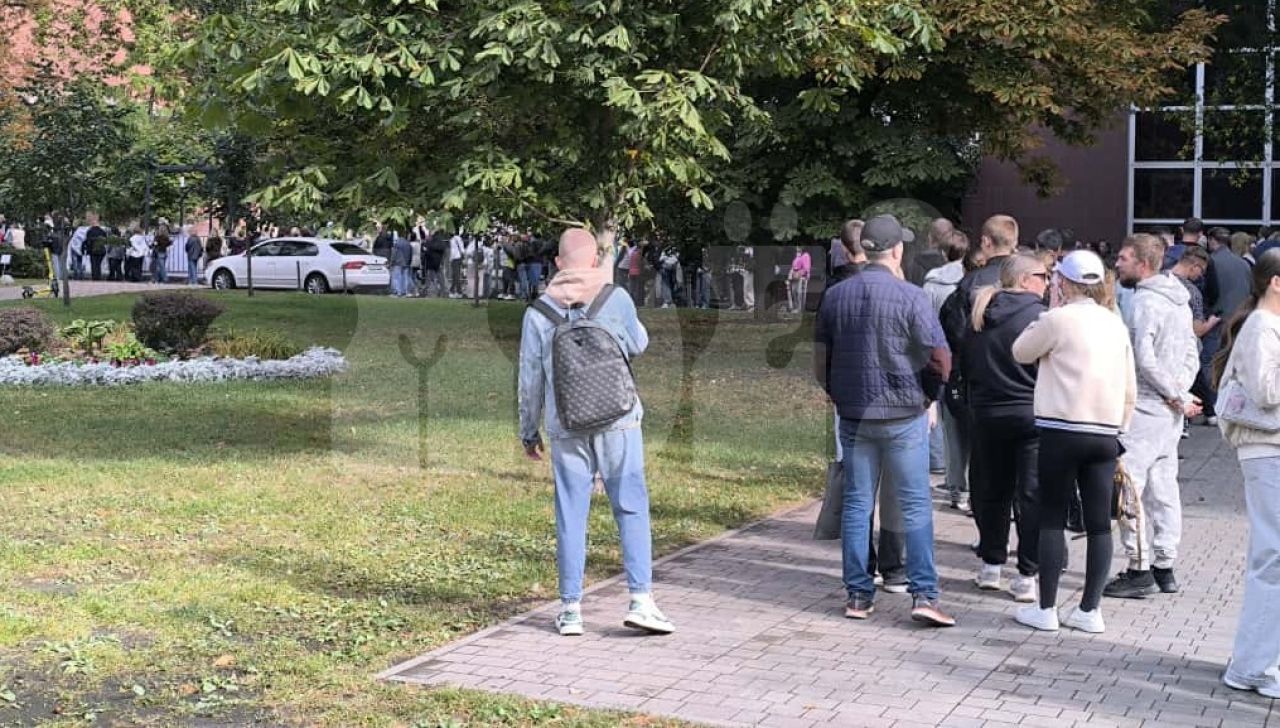 В огромной очереди стоят воронежцы, пришедшие на&nbsp;День города