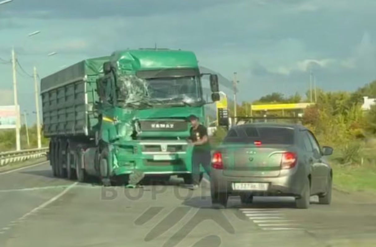 Две фуры столкнулись на&nbsp;воронежской трассе (ВИДЕО)