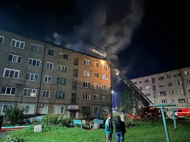 Крупный пожар в Ельце ликвидирован: брандмейстеры заливают сгоревшие квартиры и крышу