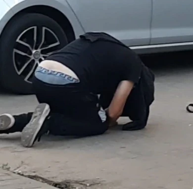 Неадекватный мужчина, катавшийся по земле, напугал воронежанку и попал на видео 