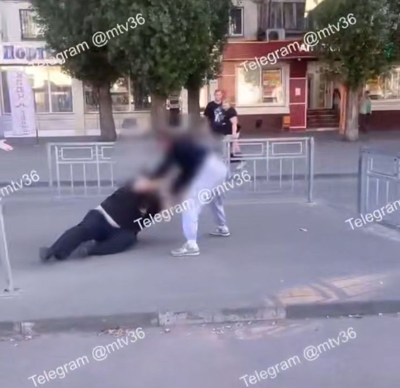 Выяснились подробности жестокой драки водителя и пассажира на автобусной остановке&nbsp;