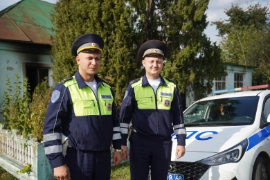 Инспекторы ДПС спасли мужчину из горящего дома под Липецком