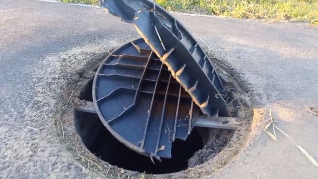 Ловушка для самокатчиков. О разбитом канализационном люке сообщили воронежцы