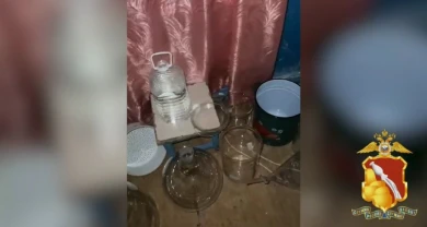 Домашнюю нарколабораторию показали воронежские полицейские на видео 