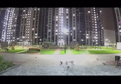 «Чуть не убили женщину с младенцем!» Подростки сбросили пылесос с 17-го этажа в Воронеже