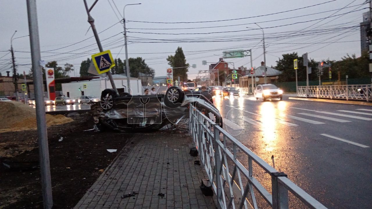 Появилось видео с места страшной аварии с «перевёртышем» на воронежской улице&nbsp;