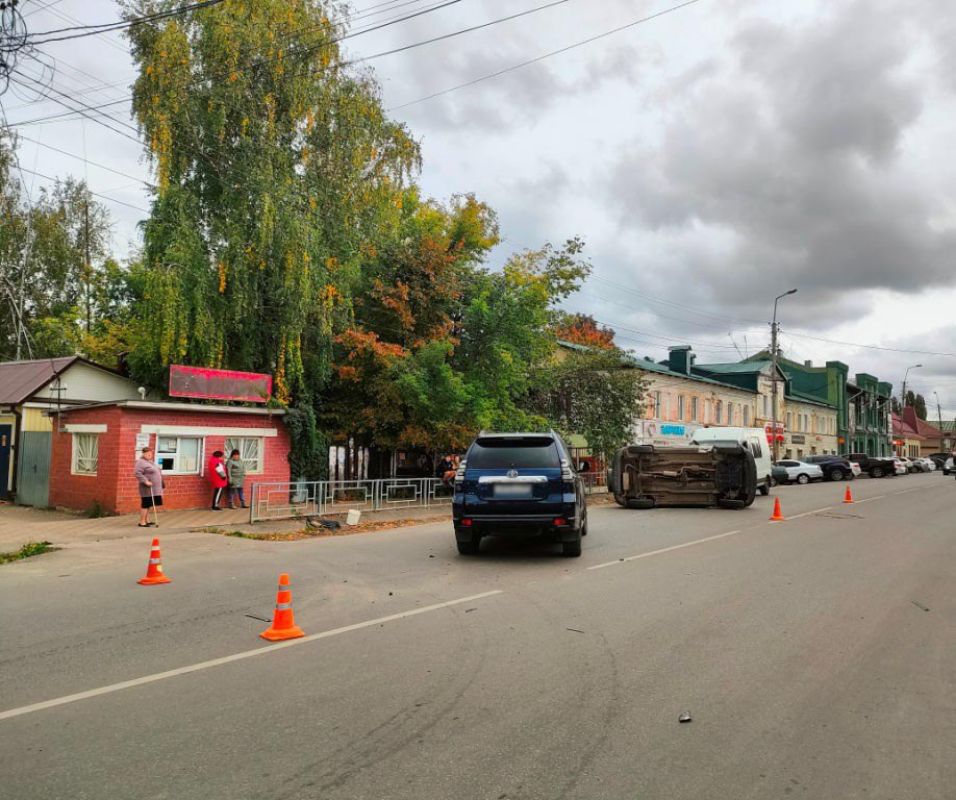 Два человека пострадали в цепочном ДТП с опрокидыванием в Моршанске