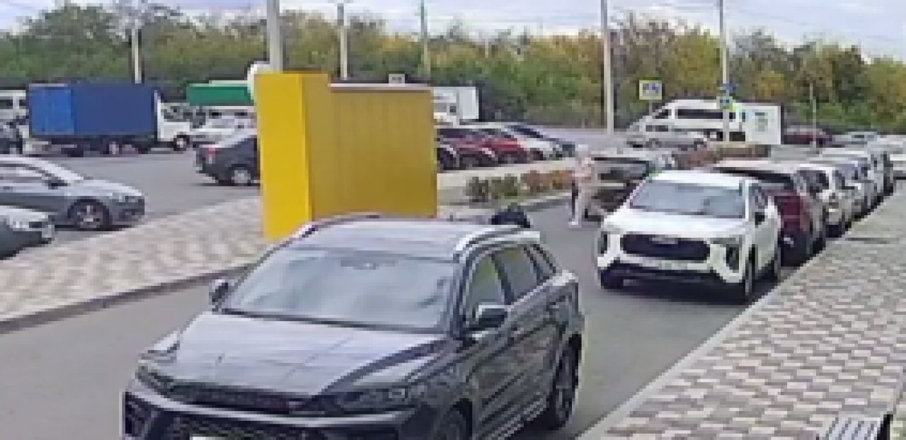 Ребёнок попал под колёса авто в воронежском ЖК (ВИДЕО)