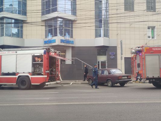 Пожарные съехались к воронежскому бизнес-центру