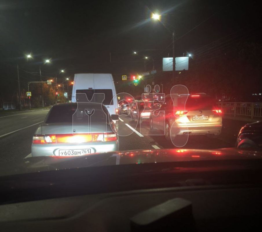 «Стоим уже час». Пробка сковала воронежскую улицу из-за будущей выделенки&nbsp;