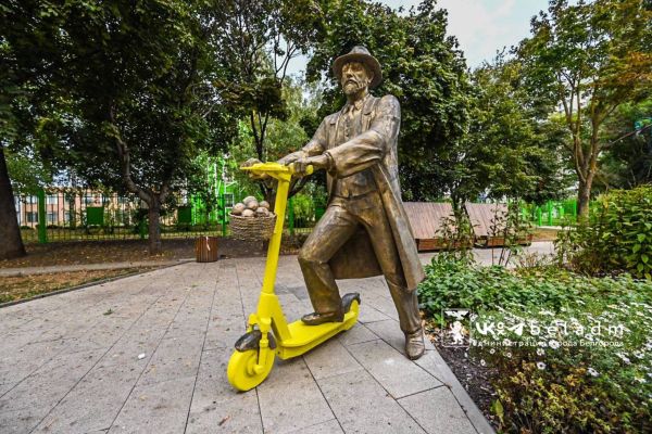 В Белгороде установили бронзовые скульптуры Мичурина на самокате и Щепкина на скейте