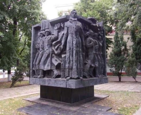 Легендарный курский монумент Комсомольцам-курянам начали реставрировать