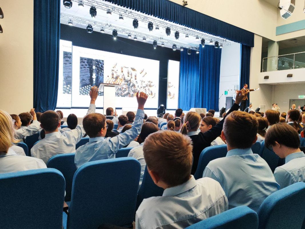 Нововоронежские атомщики поговорили о&nbsp;важном со&nbsp;школьниками