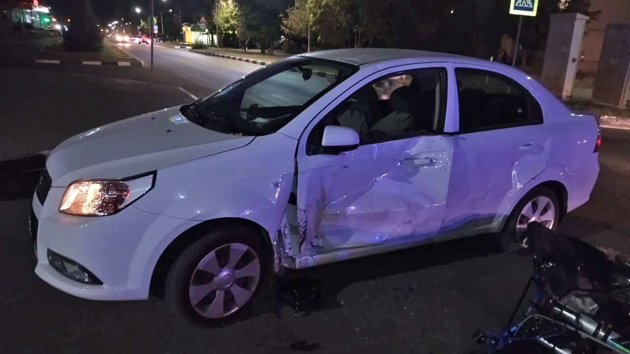 Легковушка снесла мотоцикл в&nbsp;воронежском райцентре — пострадали три человека