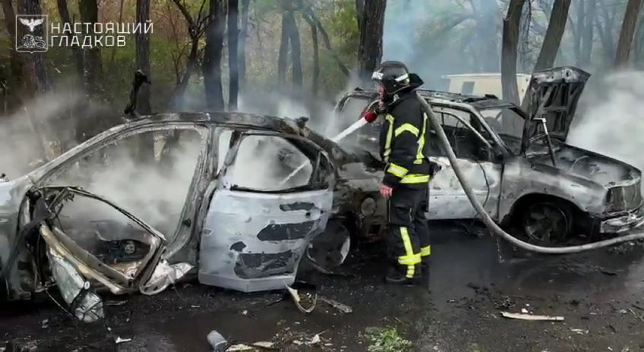 Два автомобиля сгорели при обстреле поселка Разумное в Белгородской области
