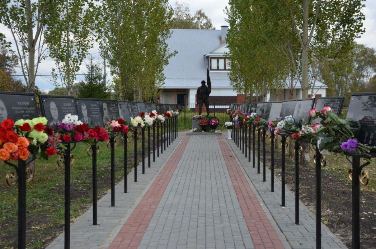 Аллея Славы в память о героях СВО открылась в поселке Ржакса под Тамбовом