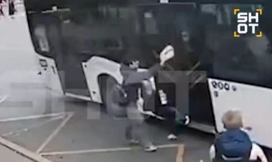 Водитель автобуса зажал малыша дверьми и протащил его несколько метров (Видео) 