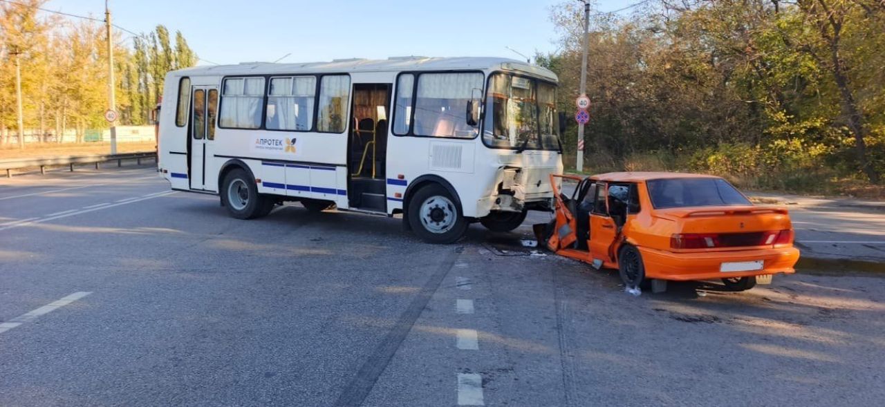 Автобус врезался в&nbsp;оранжевую «Ладу» на воронежской трассе — есть пострадавший
