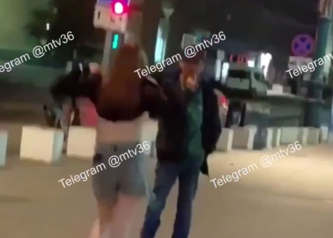 Очень раскрепощённая девушка показывала грудь прохожим в Воронеже (ВИДЕО)