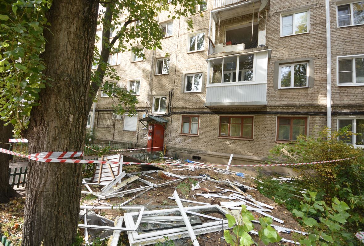 «Мама улетела с&nbsp;кровати». Жильцы дома на левом берегу рассказали, как пережили взрыв