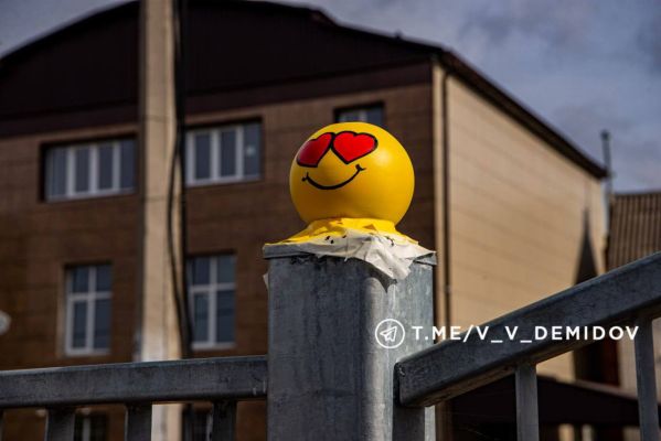 В Белгороде на мосту у «Салюта» вновь появились смайлы