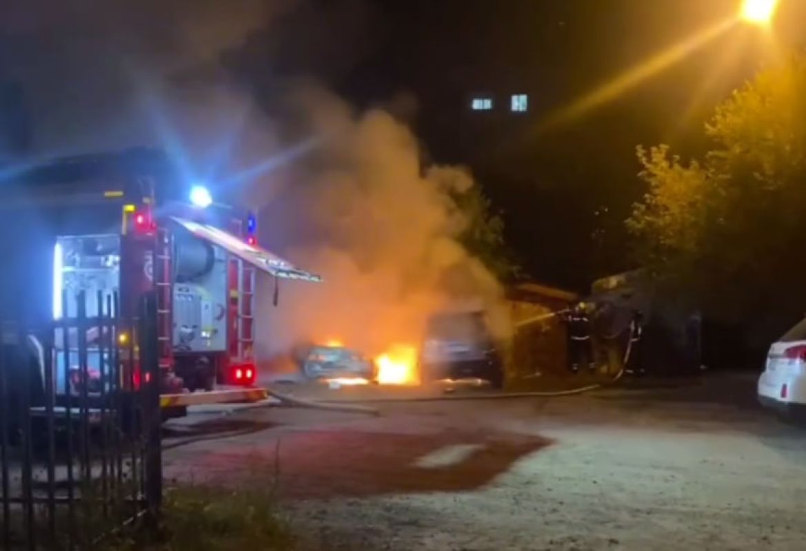 Три машины сгорели ночью в&nbsp;Воронеже (ВИДЕО)