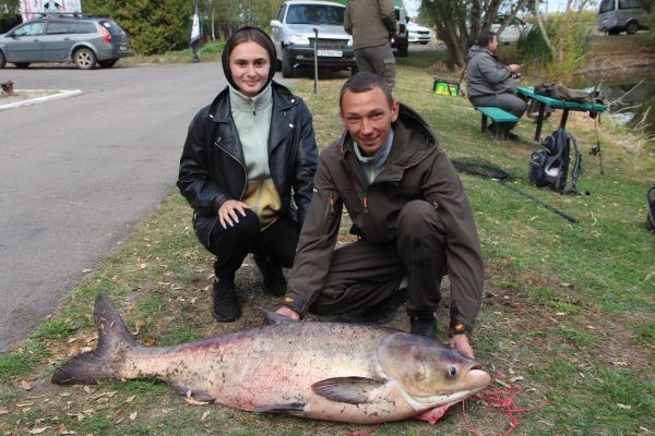 Упитанный толстолобик попался на крючок рыбака в Воронежской области