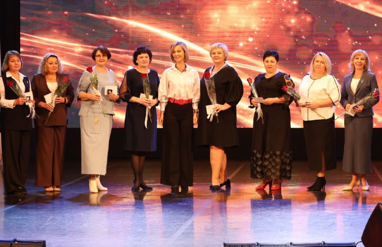 «Учитель не&nbsp;может быть безразличным»: как&nbsp;в Воронеже поздравляли тех, кто дарит детям знания и&nbsp;добро