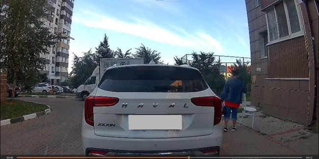 Белгородка стащила стулья, которая соседка не успела занести домой