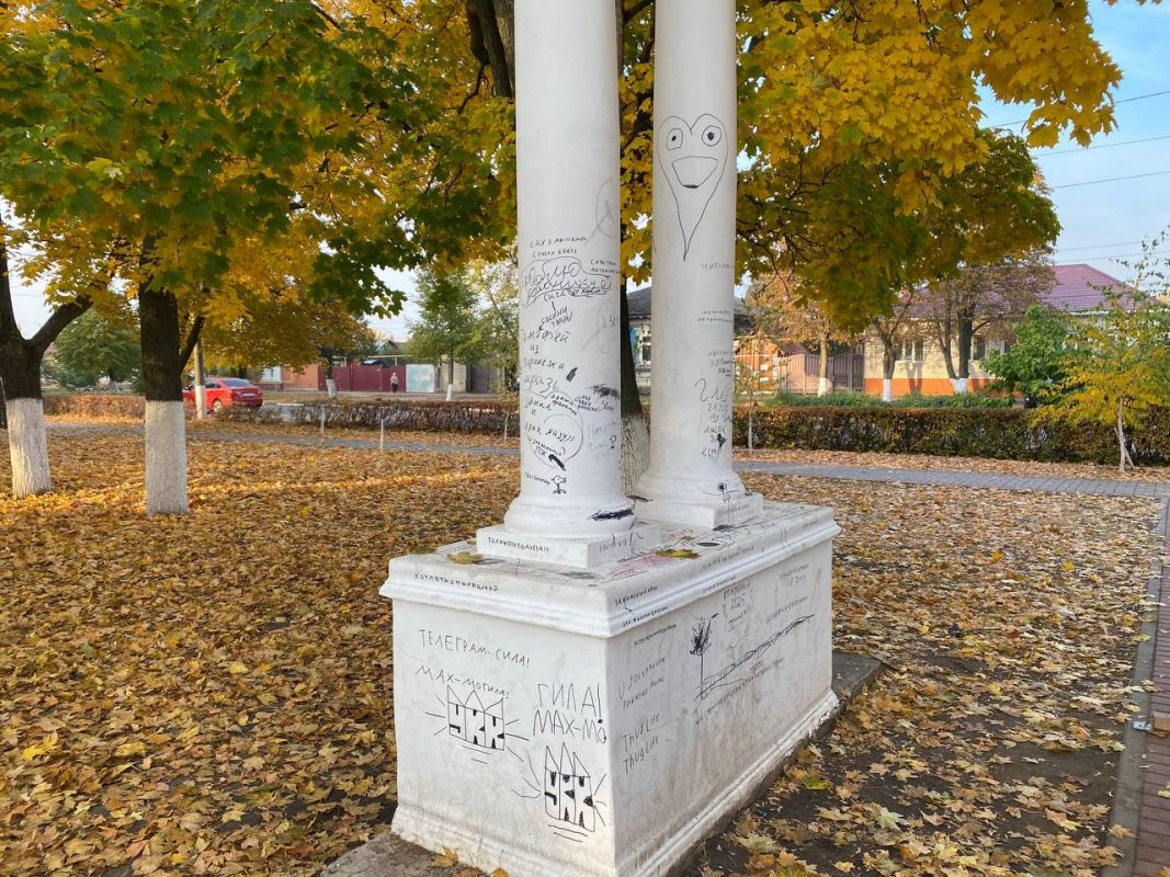 Малолетние вандалы испортили белоснежную колонну в&nbsp;городском сквере