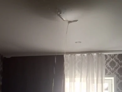 Четыре квартиры затопило в воронежской двухэтажке после ремонта крыши