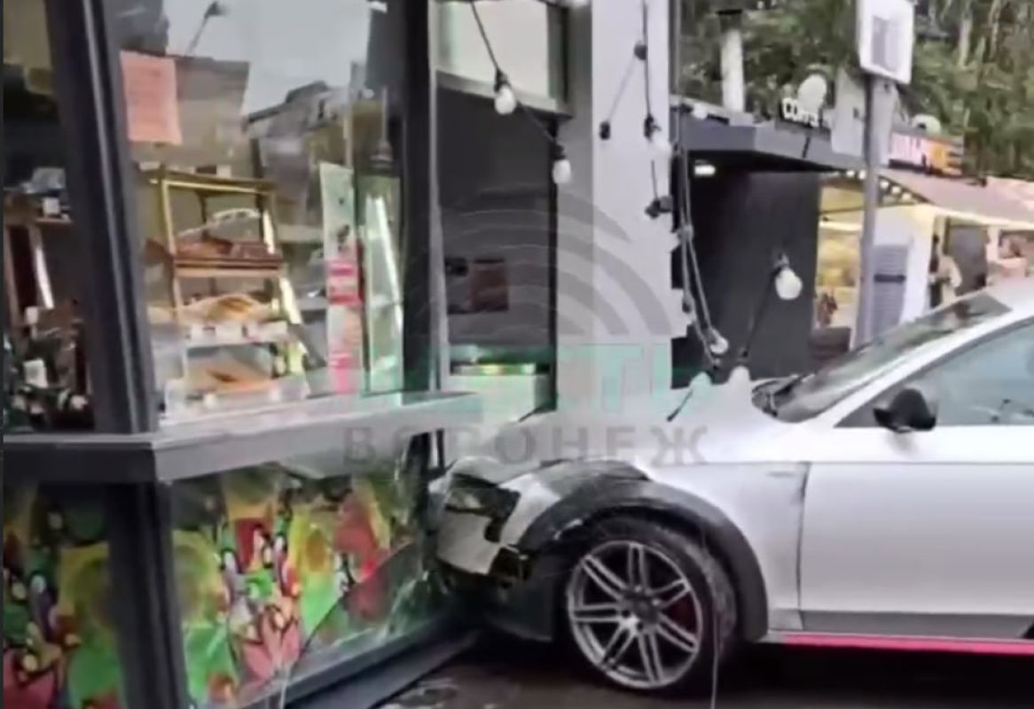 «Ауди» протаранила киоск общепита в&nbsp;Воронеже (ВИДЕО)