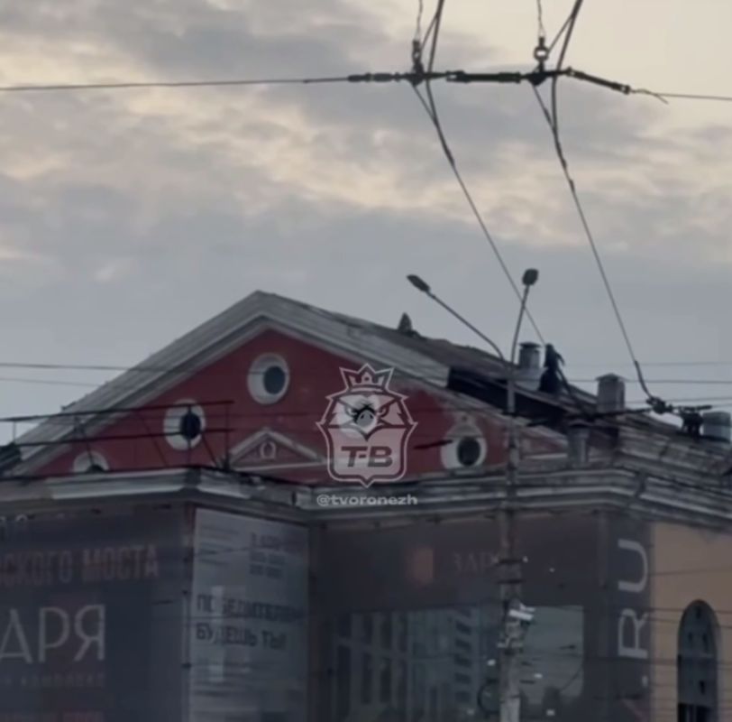 «Куда все смотрят?!» Воронежцы сняли на видео происходящее на крыше заброшенного ДК&nbsp;