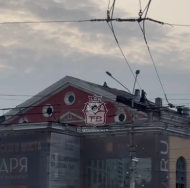 «Куда все смотрят?!» Воронежцы сняли на видео происходящее на крыше заброшенного ДК 