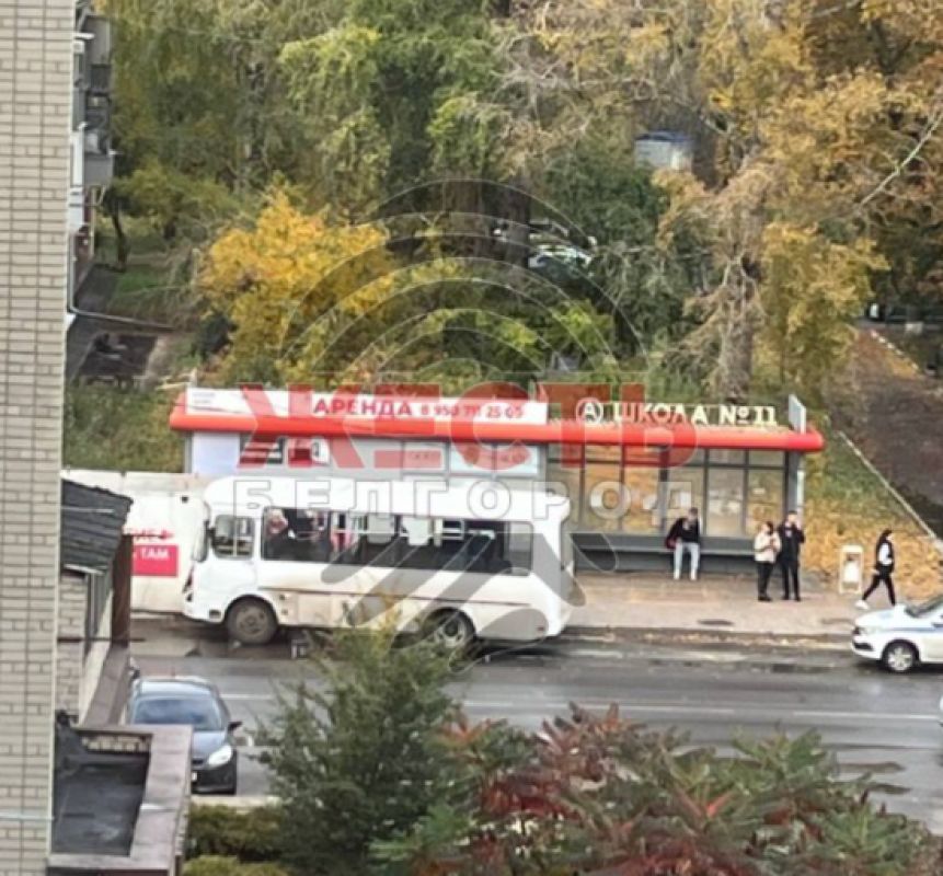 Автобус с людьми протаранил модульное укрытие в Черноземье: ранены дети