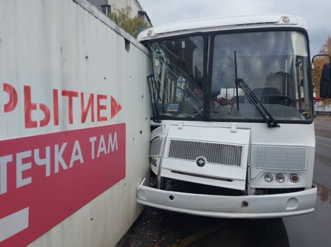 В Белгороде автобус врезался в укрытие: четверо пассажиров пострадали