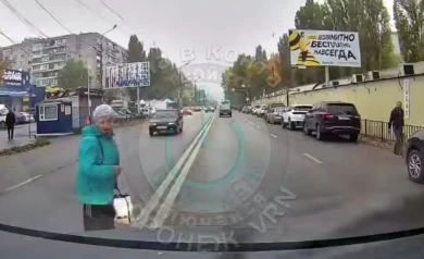 Шальная пенсионерка едва не погибла под колёсами автомобиля (ВИДЕО)