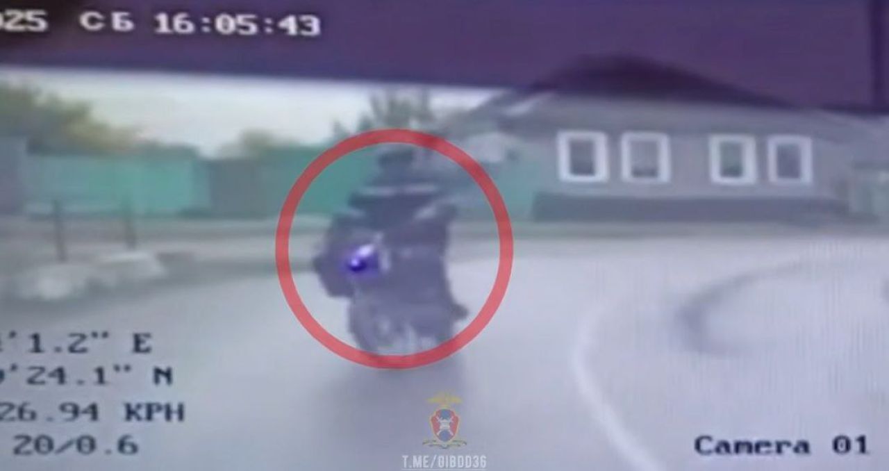 «Приезжай, меня тут приняли!» Погоня за юным мопедистом попала на видео в Воронежской области