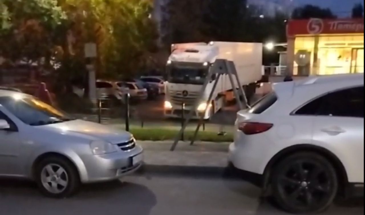 Нет пути вперёд. Воронежцы рассказали о ловушке для фур на улице города