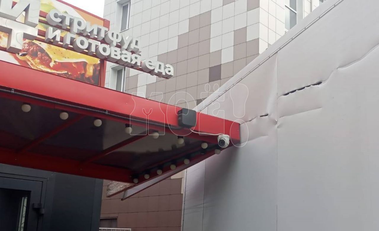 «ГАЗель» снесла часть крыши киоска фастфуда в&nbsp;Воронеже