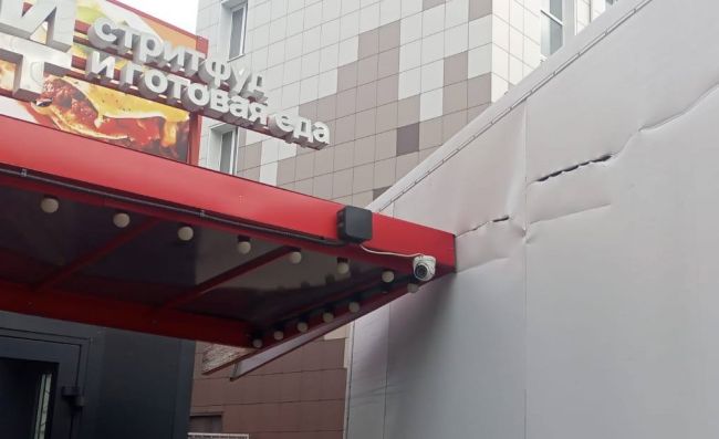 «ГАЗель» снесла часть крыши киоска фастфуда в Воронеже