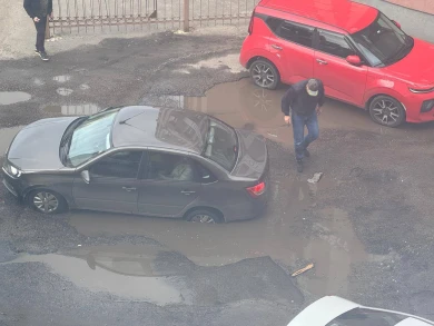 Машина рухнула в люк на воронежской улице